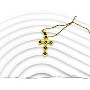 Collier pendentif croix en acier inoxydable rétro français élégant accessoire bijoux.