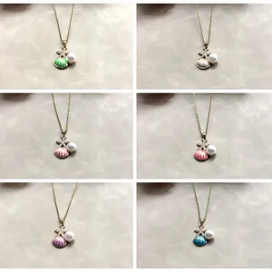 Collier Pendentif Étoile de Mer et Coquille Série Océan pour Femmes Laiton Perle Artificielle Strass Incrustés Chaîne en Or Bijoux Mode