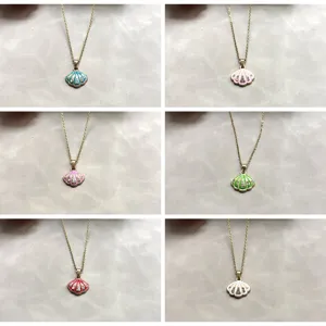 Collier Pendentif Coquillage en Alliage de Strass pour Femmes Série Océan Collier Coquillage Goutte d'Huile Bijoux Frais Cadeau pour Fête de Plage Quotidienne