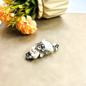 Élégante pince à cheveux nœud perles strass pour femmes, barrette latérale chic et brillante.