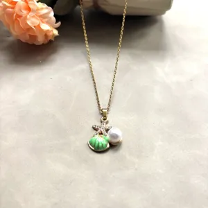 Collier de style ocean dore avec pendentif etoile de mer en zircone et perle blanche.