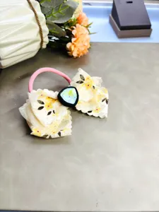 Détail de chouchou nœud papillon en dentelle florale, élastique mignon pour coiffure.
