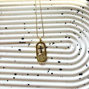 Collier croix en acier titane plaqué or avec détails en strass et pendentif design tendance