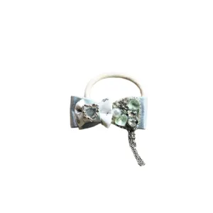 Chouchou noeud en satin bleu avec strass brillants perles et chaine de gland en metal.