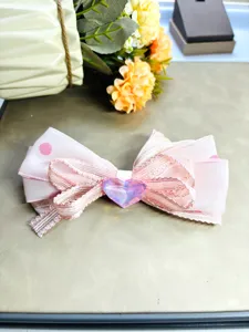 Pince à cheveux nœud à pois rose avec détail de cristal cœur, accessoire de cheveux mignon.