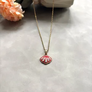 Chic collier pendentif coquillage émaillé rouge avec chaîne dorée, bijoux de style océan.
