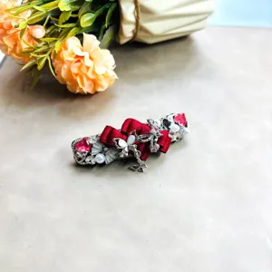 Pince à cheveux élégante en strass perle avec ruban rouge pour coiffure frange latérale.