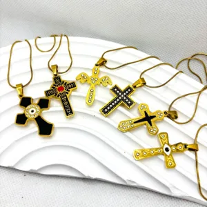 Collier pendentif croix en acier inoxydable doré avec strass et motif mauvais œil.