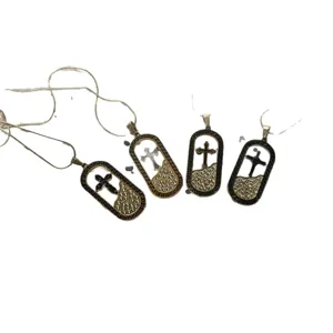 Collier pendentif croix plaqué or en acier titane avec strass et bordure grecque élégante