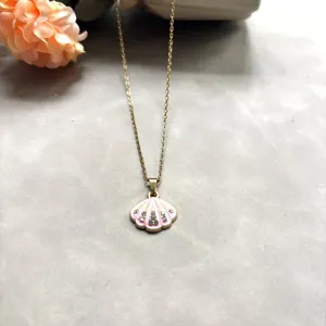 Collier chaîne en or pendentif coquillage rose strass chic style océan accessoire bijoux