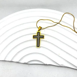 Collier pendentif croix en acier titane doré, bijoux religieux tendance vintage élégants.