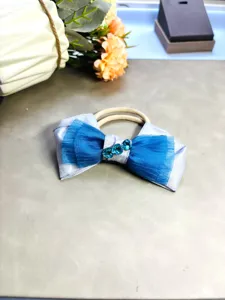 Détail chouchou nœud en tulle bleu et argent, strass étincelants, accessoire de coiffure