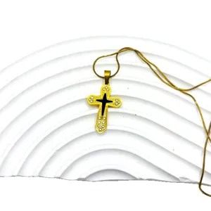 Collier pendentif croix en acier titane doré avec strass, bijoux tendance et élégants.