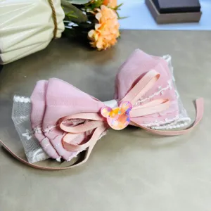 Jolie pince à cheveux nœud rose avec détail en cristal coloré, accessoire de coiffure mignon.