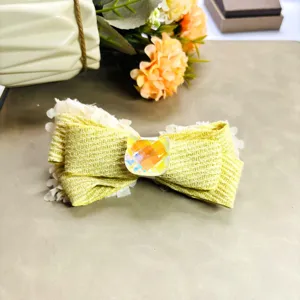 Pince à cheveux nœud en peluche jaune avec chat en cristal, accessoire de coiffure doux.