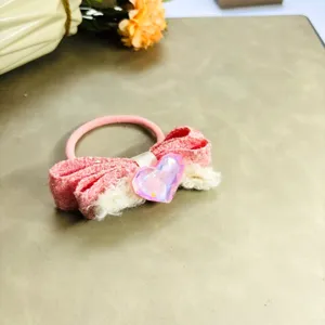 Joli chouchou nœud en peluche rose avec cœur en cristal pour les femmes et les filles.