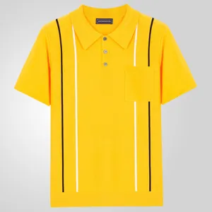 Heren gebreid poloshirt detail met contraststrepen, borstzak en stijlvolle kraag.