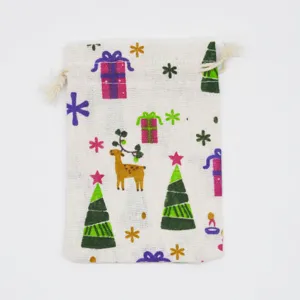 Katoenen zakje met trekkoord en kerstprint, cadeautasje voor feestdagen en verpakking.