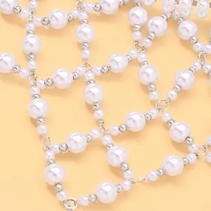 Nahaufnahme Detail der luxuriösen Perlen Haarkette Kopfschmuck, elegante Braut Haarschmuck.