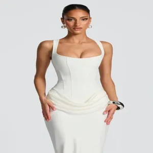 Vue détaillée de la robe en satin blanc avec encolure carrée et fronces drapées sur le devant.