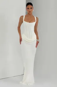 Magnifique robe en satin blanc détail pli avant mettant en valeur un savoir-faire exquis.