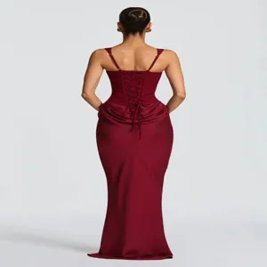Robe longue en satin bordeaux vue dos, design élégant de corset à lacets, tenue de soirée.