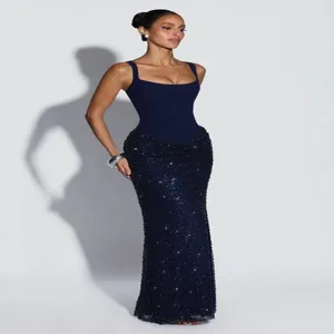 Élégante robe longue sans manches bleu foncé avec une jupe à sequins scintillants.