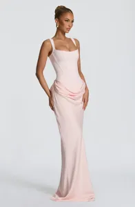 Élégante robe longue rose corset avec jupe drapée pour les soirées chics des femmes.
