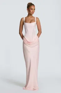Détail de robe longue en satin rose avec corsage structuré et élégant drapé sur le devant.
