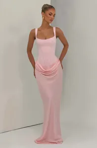 Vue détaillée de la superbe robe longue en satin rose avec col carré, corset et jupe drapée.
