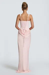 Vue arrière détaillée d'une robe longue en satin rose avec un superbe corsage à lacets.