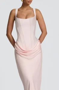 Élégante robe longue en satin rose avec corsage chic et détails drapés sur le devant.