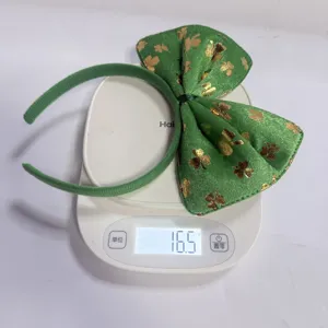 Detalle de diadema de trébol de terciopelo verde que muestra el peso para fiesta.