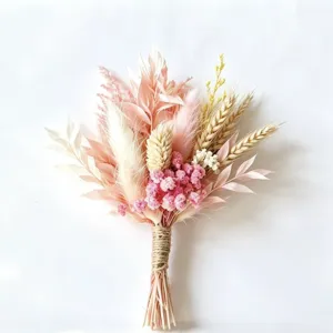Handgemachter kleiner Trockenblumenstrauß rosa konservierte Blumen für Hochzeit Geschenk.