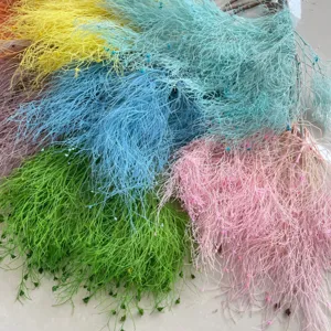 Bouquet di erba secca preservata colorata per decorazione domestica, composizione floreale viva.