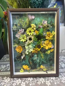 Exquisito detalle de caja de sombra floral 3D con texturas de flores secas y marco de madera.