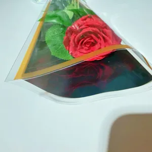Einzelne konservierte Rosenblüte im transparenten Dreieck-Geschenkset für Valentinstag Party
