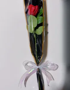 Künstlicher einzelner roter Rosenstrauß in schwarzer Verpackung für Partygeschenke