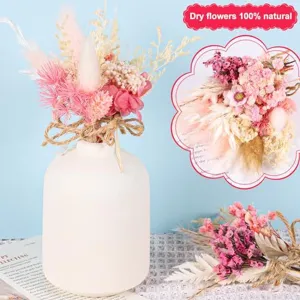 Detailansicht eines natürlichen Trockenblumenstraußes mit weißer Keramikvase und farbigem Mix.