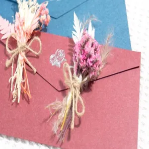 Detailansicht kleiner Trockenblumenstrauß, natürliche Pflanzendekoration für Grußkarten Geschenke.