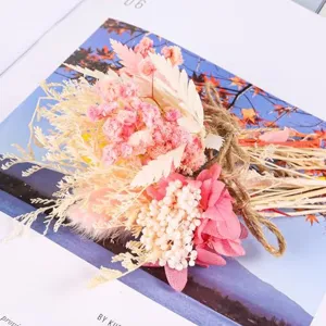 Charmanter rosa und weißer Trockenblumenstrauß mit Naturjute, perfekte Heimdeko.