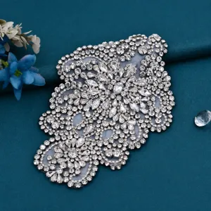 Nahaufnahme des glitzernden Strass-Applikationsaufnähers, exquisite Glasperlen DIY Handwerk.