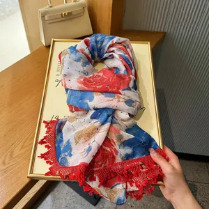Blumiger Schal mit roter Spitzenborte, leichtes buntes botanisches Design für Frühling.