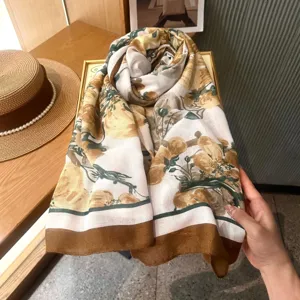 Vista dettagliata della sciarpa da donna con stampa floreale, tessuto morbido e motivo botanico.