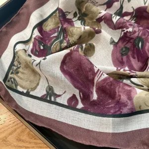 Squisita sciarpa lunga stampata floreale, eleganti toni viola e kaki. Dettaglio tessuto morbido.