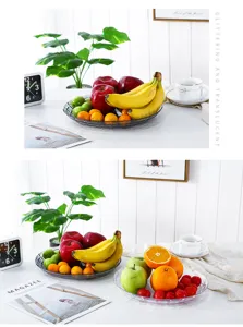 Vue détaillée du plateau de fruits en plastique de style européen avec texture en grille.