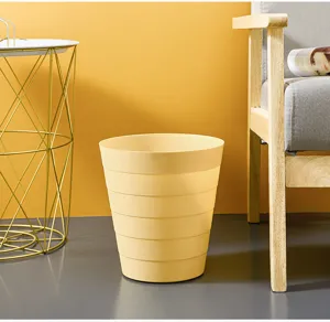 Vue détaillée de la poubelle nordique, montrant la corbeille beige minimaliste et moderne.
