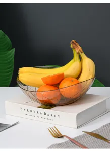Détail de corbeille à fruits en plastique minimaliste nordique avec grille transparente.