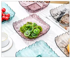 Dettaglio piatto frutta in PET trasparente, vassoio snack in plastica stile minimalista.
