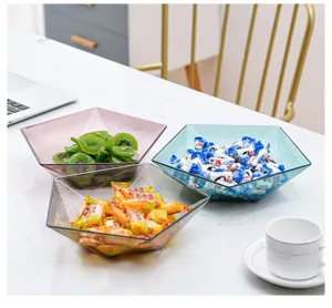 Detailansicht des kreativen fünfeckigen Obsttellers, klare Kunststoff Süßigkeiten Snack Schale.